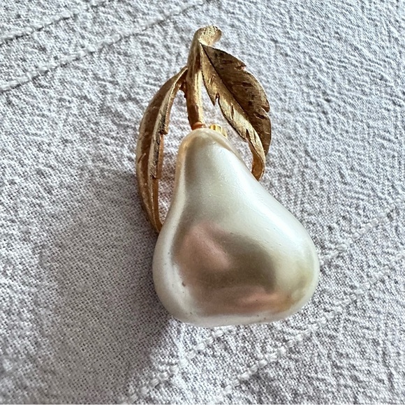 Vintage JJ Gold and Cream Pearl Brooch Pin with Leaf Design 1831 R - Picture 8 of 8